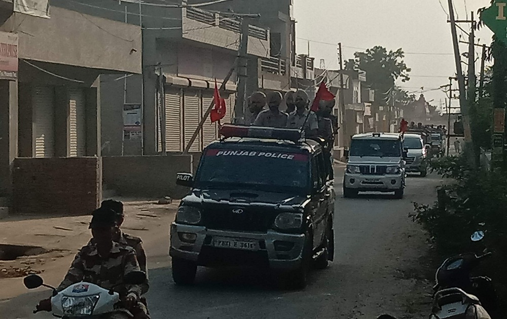ਡੇਰਾ ਪ੍ਰੇਮੀ ਦੇ ਕਤਲ ਮਗਰੋਂ ਸ਼ਾਂਤੀ ਬਣਾਏ ਰੱਖਣ ਲਈ ਪੁਲਸ ਵਲੋਂ ਕੱਢਿਆ ਗਿਆ ਫਲੈਗ ਮਾਰਚ