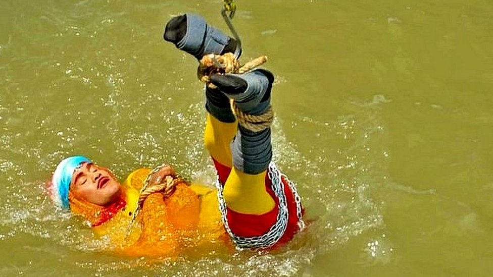 ਜਾਦੂਗਰ ਚੰਚਲ ਲਾਹਿਰੀ ਕਰਤਬ ਕਰਦਿਆਂ ਹੁਗਲੀ ਨਦੀ ''''ਚ ਲਾਪਤਾ, ਭਾਲ ਜਾਰੀ