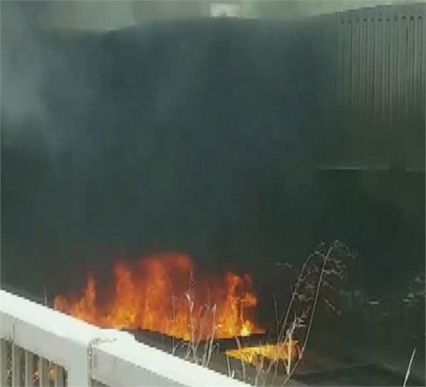 delhi 7 rescued as fire breaks out in parking lot