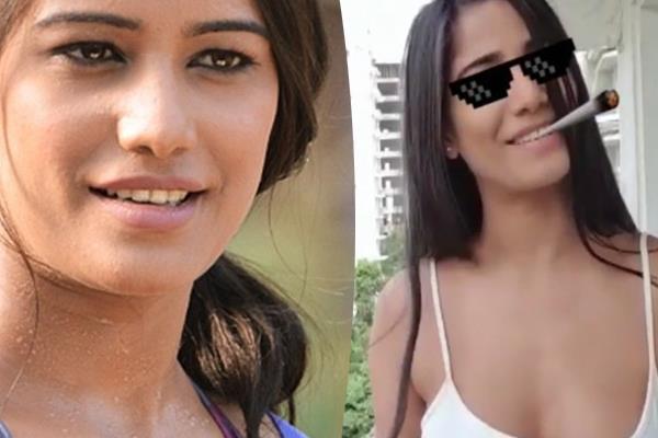 poonam pandey 18 jokes hit on india pak tva controversy