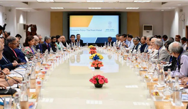 PM ਮੋਦੀ ਦੀ ਅਰਥ ਸ਼ਾਸਤਰੀਆਂ ਨਾਲ ਬੈਠਕ, ਇਨ੍ਹਾਂ ਮੁੱਦਿਆਂ ''ਤੇ ਹੋਈ ਚਰਚਾ