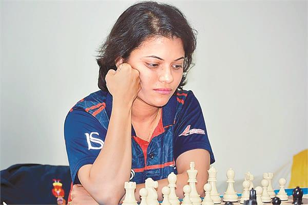 bhagti kulkarni leads the national women senior chess championship