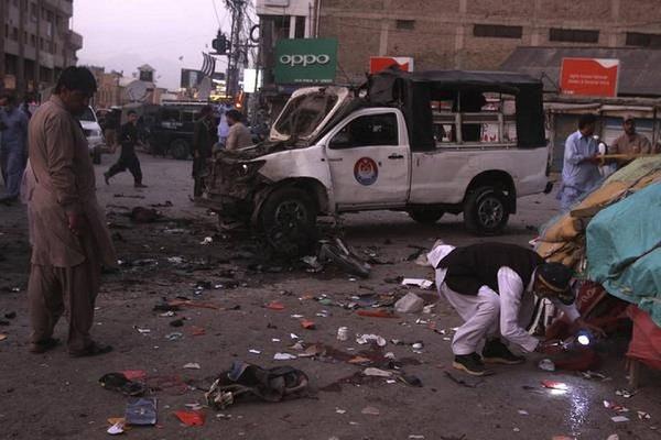 5 killed blast police vehicle pakistan