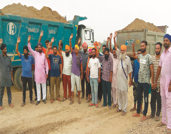 ਸ੍ਰੀ ਕਰਤਾਰਪੁਰ ਸਾਹਿਬ ਨੂੰ ਜਾਣ ਵਾਲੀ ਸੜਕ ਉੱਪਰ ਮਿੱਟੀ ਪਾਉਣ ਵਾਲੇ ਟਿੱਪਰ ਚਾਲਕਾਂ ਰੋਕਿਆ ਕੰਮ