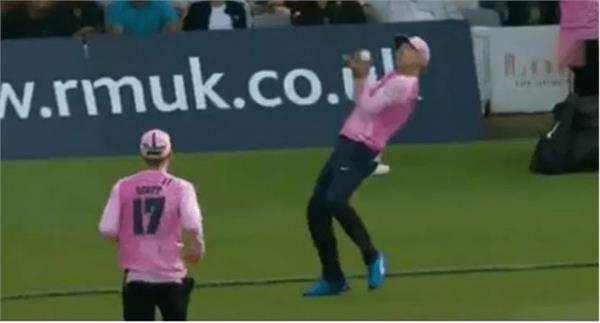 ab de villiers take brilliant catch on boundary line t20 blast watch video