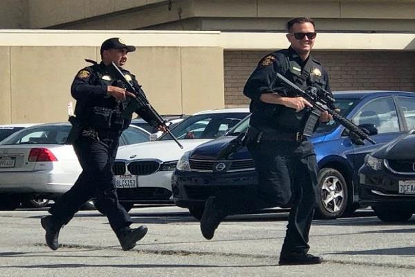 four injured shootout us shopping mall
