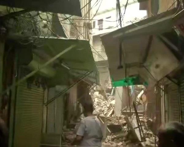 delhi nabi karim building collapse