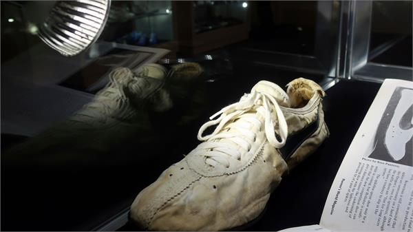 47 years old nike moon shoe auctioned for a record 3 million