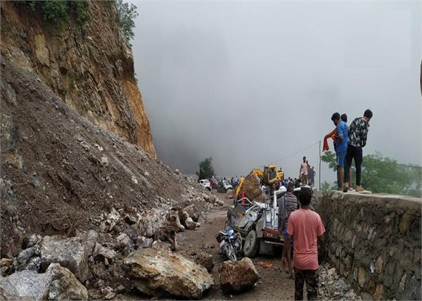 uttarakhand  4 persons dead after a boulder fell