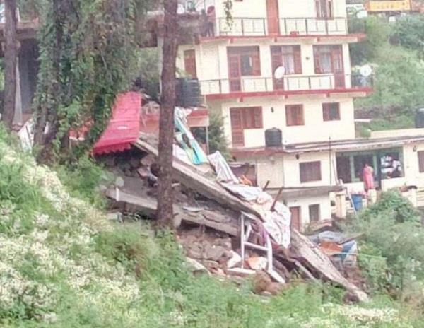 solan building collapsed