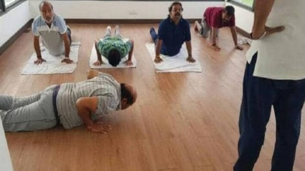 ਕਰਨਾਟਕ ਦੀ ਸਿਆਸੀ ਮੁਸ਼ਕਲ ਵਿਚਾਲੇ ਕਲੱਬ ''ਚ ਯੋਗਾ ਕਰਦੇ ਨਜ਼ਰ ਆਏ ਜੇ.ਡੀ.ਐੱਸ. ਨੇਤਾ