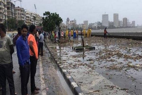 mumbai two people drowned in sea