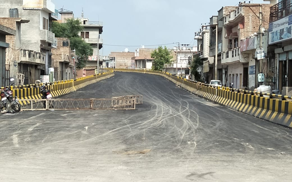 ਪੁੱਲ ਦੇ ਚਾਲੂ ਹੋਣ ਤੋਂ ਪਹਿਲਾਂ ਹੀ ਦਰਾਰਾਂ ਪਈਆਂ, ਧੱਸੀ ਸੜਕ
