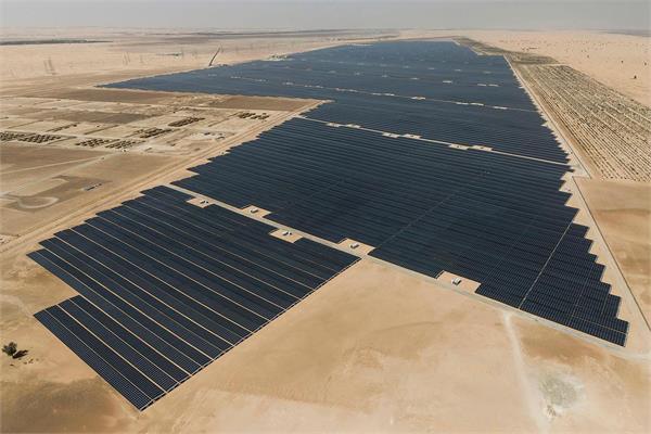 uae debuts the world s largest individual solar power project
