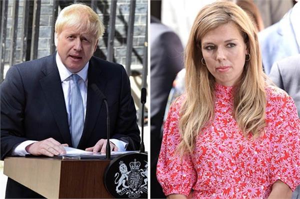 will pm boris johnson stay with his girlfriend at 10 downing street 