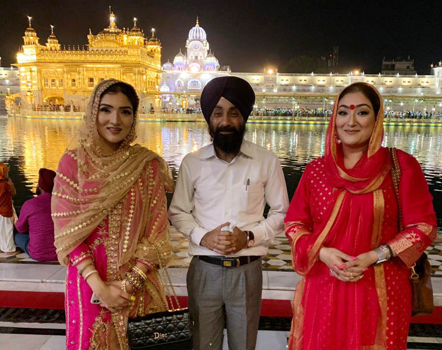 ਗੋਵਿੰਦਾ ਦੀ ਪਤਨੀ ਅਤੇ ਬੇਟੀ ਆਪਣੇ ਜਨਮ ਦਿਨ ’ਤੇ ਸ੍ਰੀ ਹਰਿਮੰਦਰ ਸਾਹਿਬ ਹੋਏ ਨਤਮਸਤਕ
