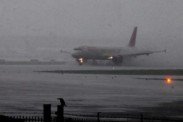 72 flights cancelled in mumbai due heavy rain