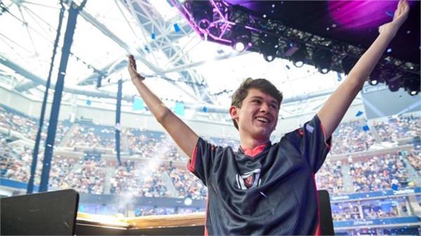 a 16 year old boy in the united states playing video games made crores