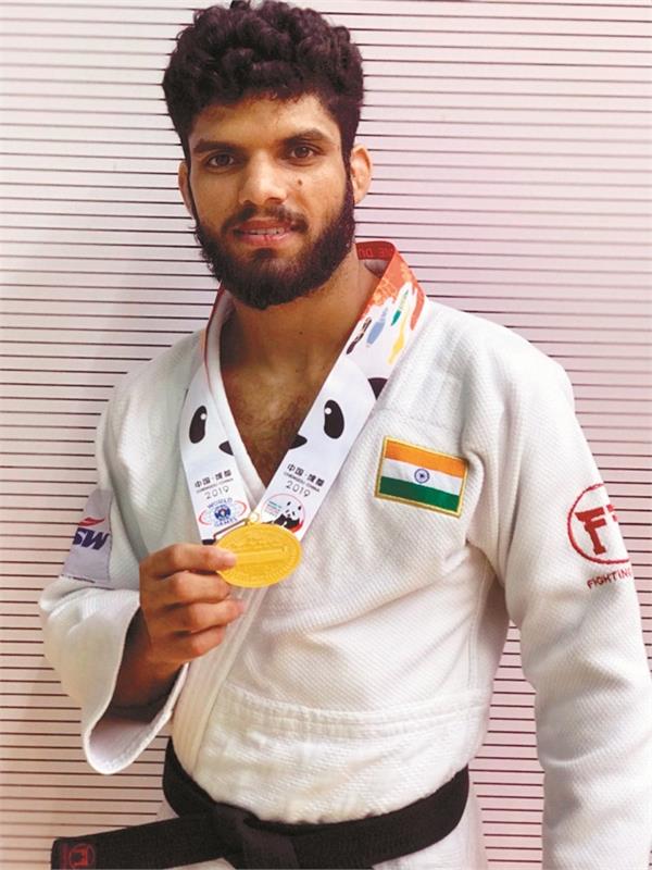 jasleen saini won the gold medal and hoisted india  s tricolor