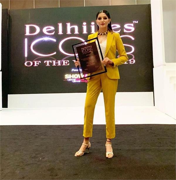 sapna choudhary receives delhiites icon of the year entertainer award