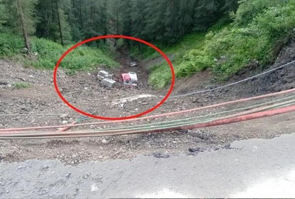 road sink in theog of shimla