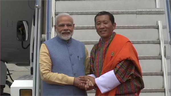 pm modi arrives bhutan guard of honor