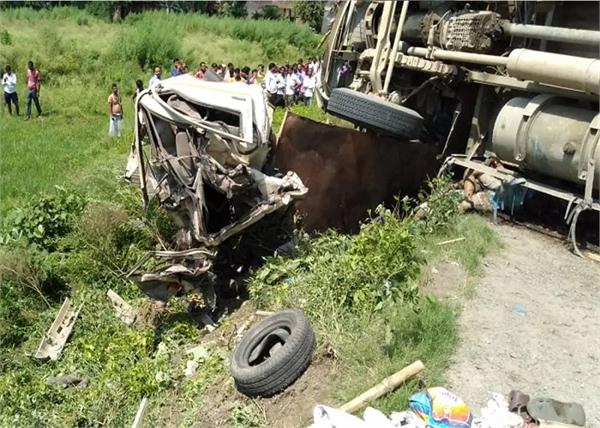 16 people killed truck overturns on two tempos in up