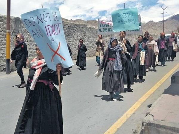 women make leh polythene free