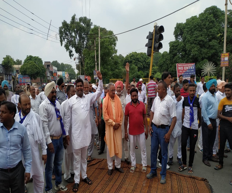 ਕਪੂਰਥਲਾ 'ਚ ਵੀ ਸੜਕਾਂ 'ਤੇ ਉਤਰਿਆ ਰਵਿਦਾਸ ਭਾਈਚਾਰਾ, ਜਮ ਕੇ ਕੀਤੀ ਨਾਅਰੇਬਾਜ਼ੀ