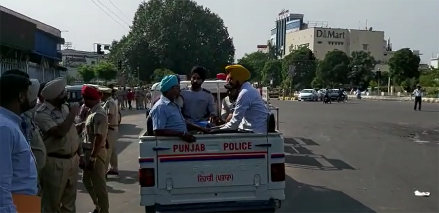 ਜਲੰਧਰ: ਕੈਪਟਨ ਤੋਂ ਇਨਸਾਫ ਮੰਗਣ ਆਏ ਲੋਕਾਂ ਨੂੰ ਪੁਲਸ ਨੇ ਲਿਆ ਹਿਰਾਸਤ ''ਚ