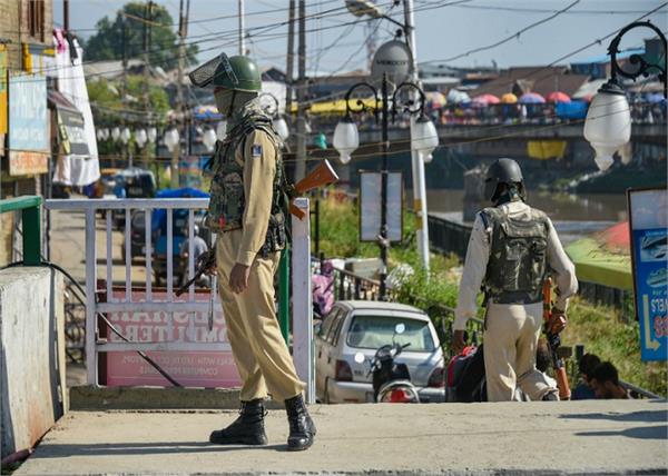 kashmir 100 people arrested including politicians