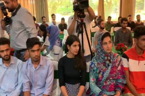 captain amrinder singh meeting with kashmiri students