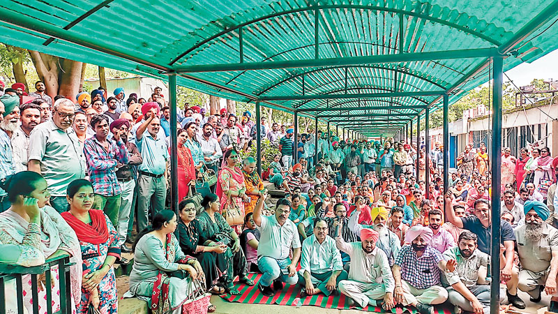 ਪੰਜਾਬ ਵਿਧਾਨ ਸਭਾ ਨੇੜੇ ਸਕੱਤਰੇਤ ਸਟਾਫ ਨੇ ਕੀਤਾ ਰੋਸ ਮੁਜ਼ਾਹਰਾ