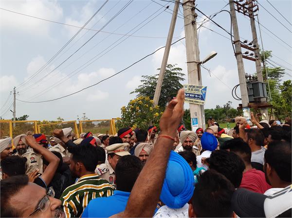 unemployed teachers in front of education minister  s