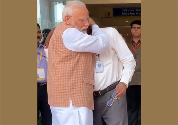 isro chief gets emotional with pm narendra modi