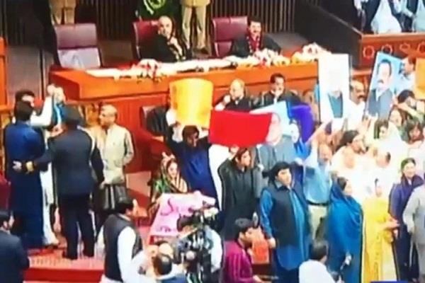 pakistan  parliament loud commotion