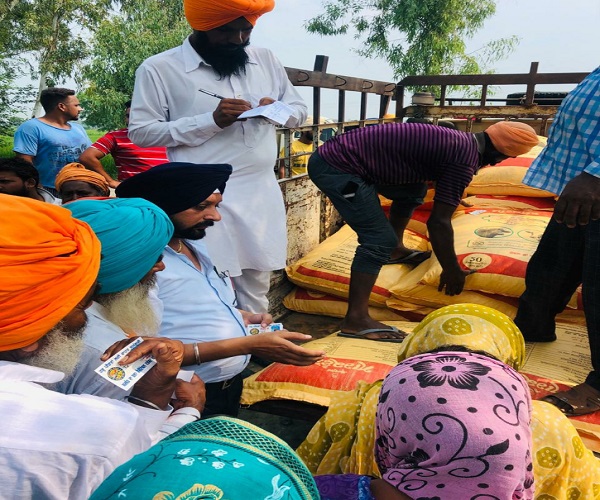 ਐੱਸ.ਪੀ. ਓਬਰਾਏ ਵਲੋਂ ਹੜ੍ਹ ਪ੍ਰਭਾਵਿਤ ਇਲਾਕਿਆਂ ''ਚ ਫੀਡ ਬੋਰੀ ਵੰਡਣ ਦਾ ਐਲਾਨ