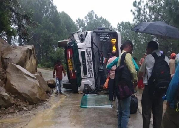 himachal pradesh bus tree 20 injured
