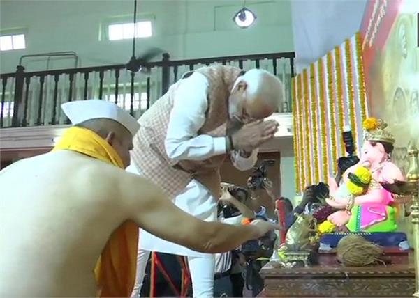 narendra modi mumbai metro inaugaration bappa worship