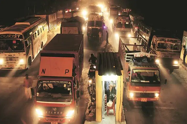 ਟਰੱਕਾਂ ਦੀ ਵਿਕਰੀ ਅੱਧੀ ਤੋਂ ਜ਼ਿਆਦਾ ਘਟੀ