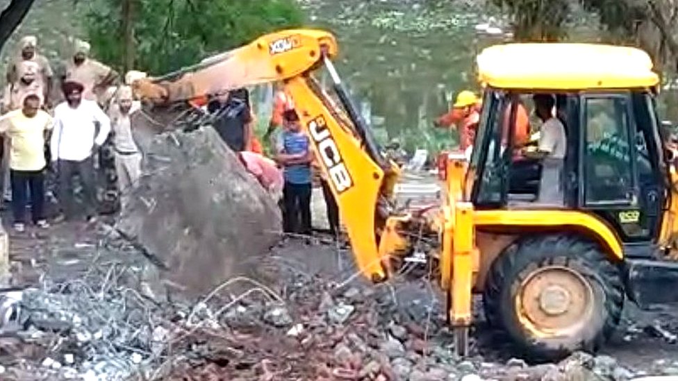 Batala Blast : ਛੋਟੀ ਜਿਹੀ ਪਟਾਕਾ ਫੈਕਟਰੀ ''''ਚ ਇੰਨਾ ਜ਼ਬਰਦਸਤ ਧਮਾਕਾ ਕਿਵੇਂ ਹੋਇਆ ਤੇ ਮੌਤਾਂ ਦੀ ਗਿਣਤੀ ਇੰਨੀ ਕਿਉਂ ਵਧ ਗਈ