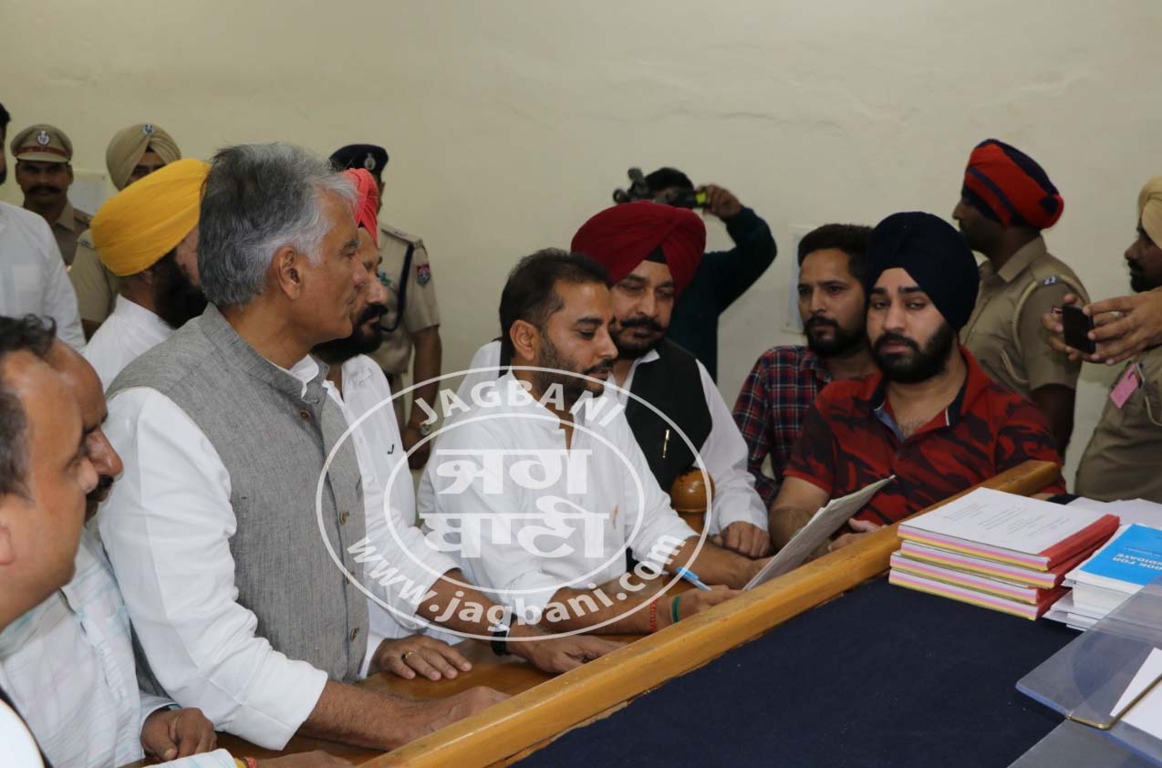 ਜਲਾਲਾਬਾਦ ਤੋਂ ਕਾਂਗਰਸੀ ਉਮੀਦਵਾਰ ਰਮਿੰਦਰ ਆਵਲਾ ਨੇ ਭਰਿਆ ਨਾਮਜ਼ਦਗੀ ਪੱਤਰ