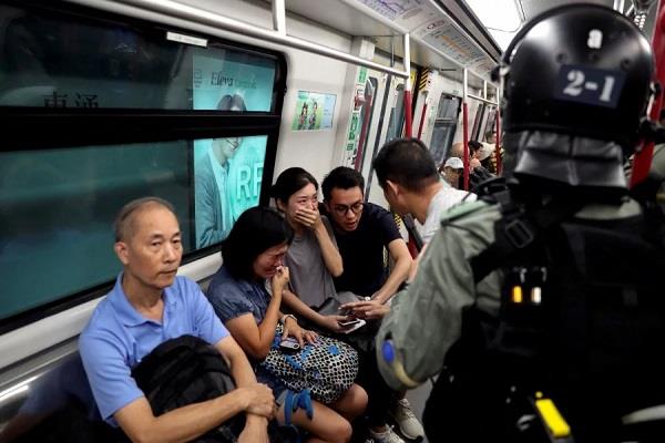 hong kong  protesters target trains