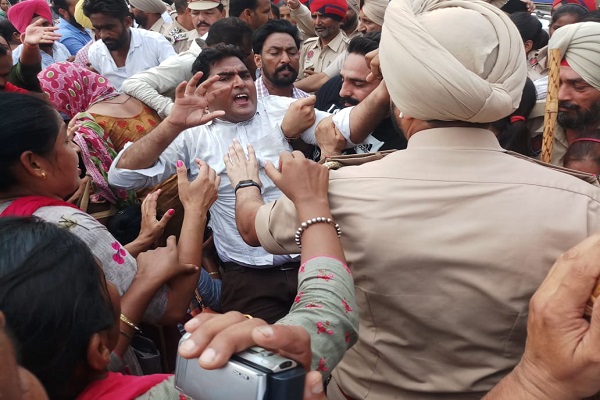 ਸਿੱਖਿਆ ਮੰਤਰੀ ਦੀ ਕੋਠੀ ਦਾ ਘਿਰਾਓ ਕਰਨ ਗਏ ਅਧਿਆਪਕਾਂ ਦੀ ਪੁਲਸ ਨਾਲ ਧੱਕਾ-ਮੁੱਕੀ