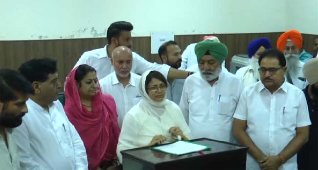 ਮੁਕੇਰੀਆਂ ਤੋਂ ਕਾਂਗਰਸੀ ਉਮੀਦਵਾਰ ਇੰਦੂ ਬਾਲਾ ਨੇ ਭਰਿਆ ਨਾਮਜ਼ਦਗੀ ਪੱਤਰ