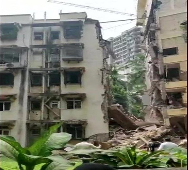 mumbai five storey building collapsed