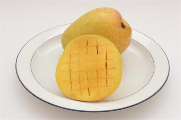 indian worker at dubai airport held for stealing mangoes