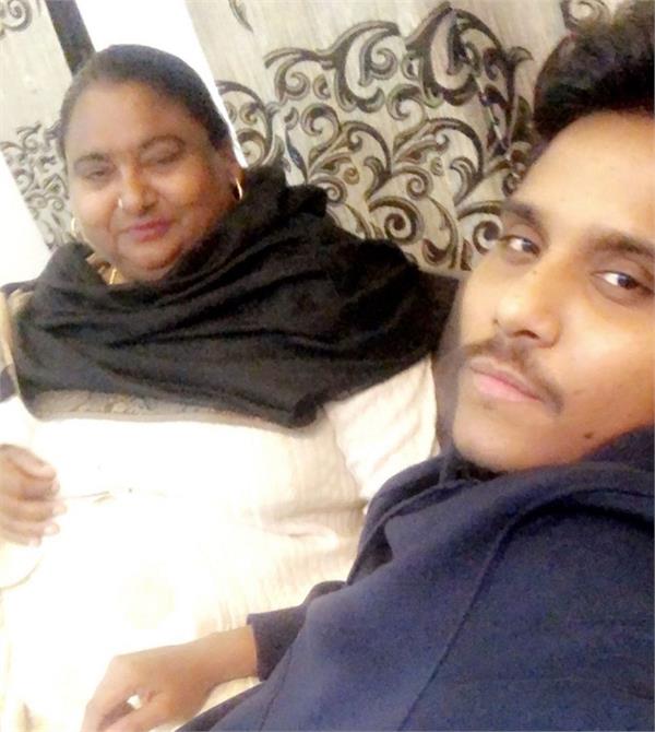 kamal khan with mom