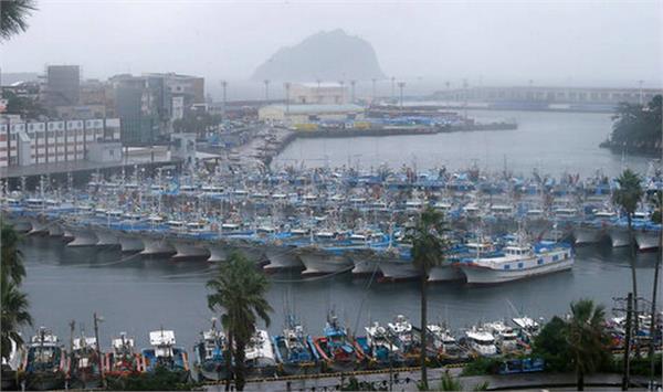 south korea storm kills two  thousands of homes glow