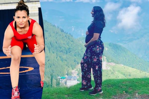 woman geeta yogat to become mom  photo shared on twitter
